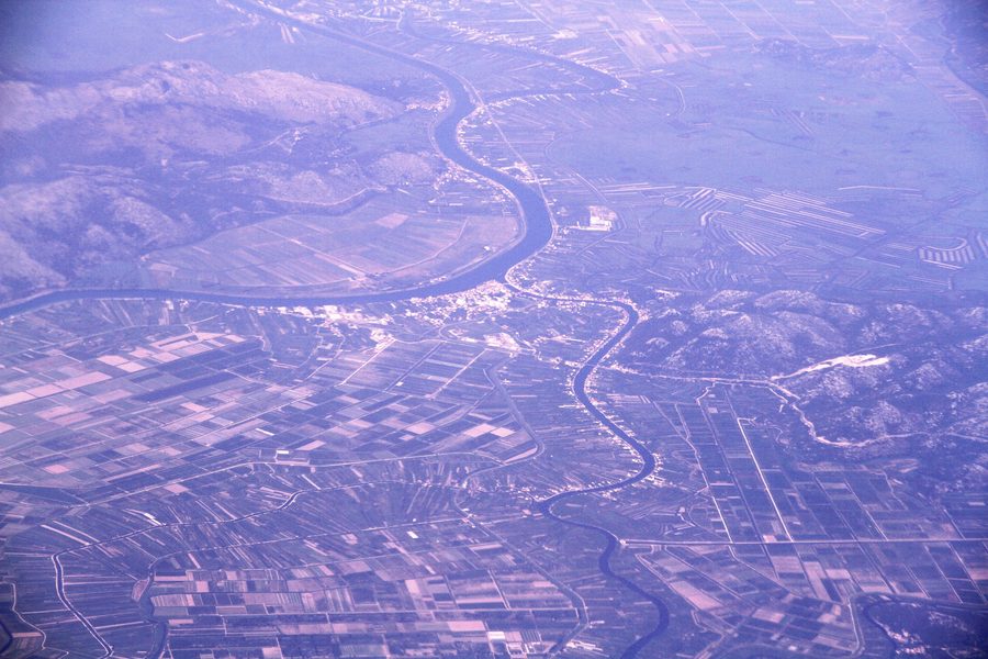Vista aerea del delta della Neretva con il fiume e ampi campi agricoli in Croazia