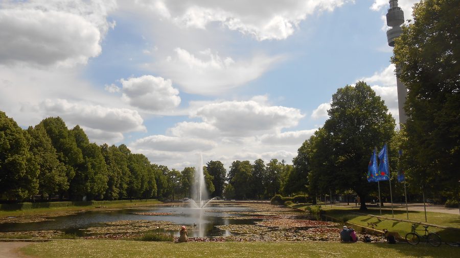 Großer Teich mit Fontäne am Eingang des Westfalenparks Dortmund