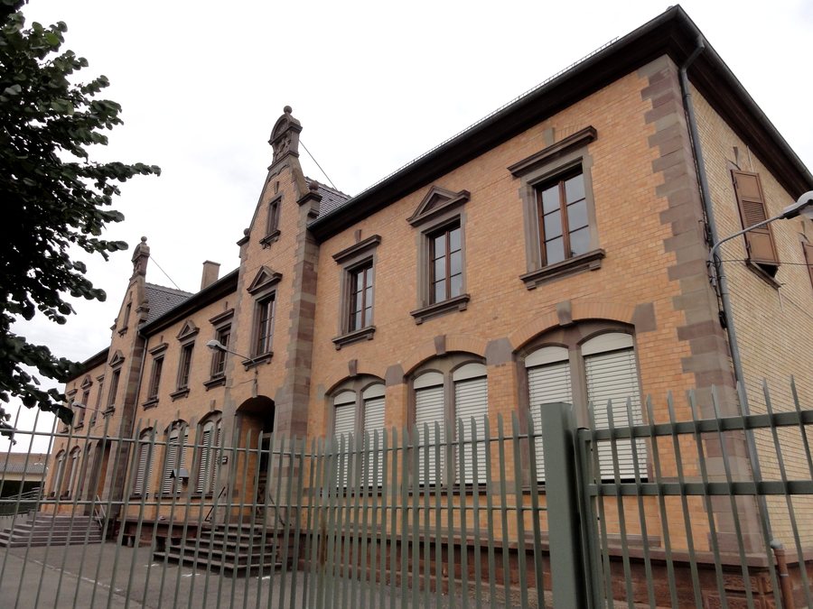 File:Eckbolsheim Ecole.JPG