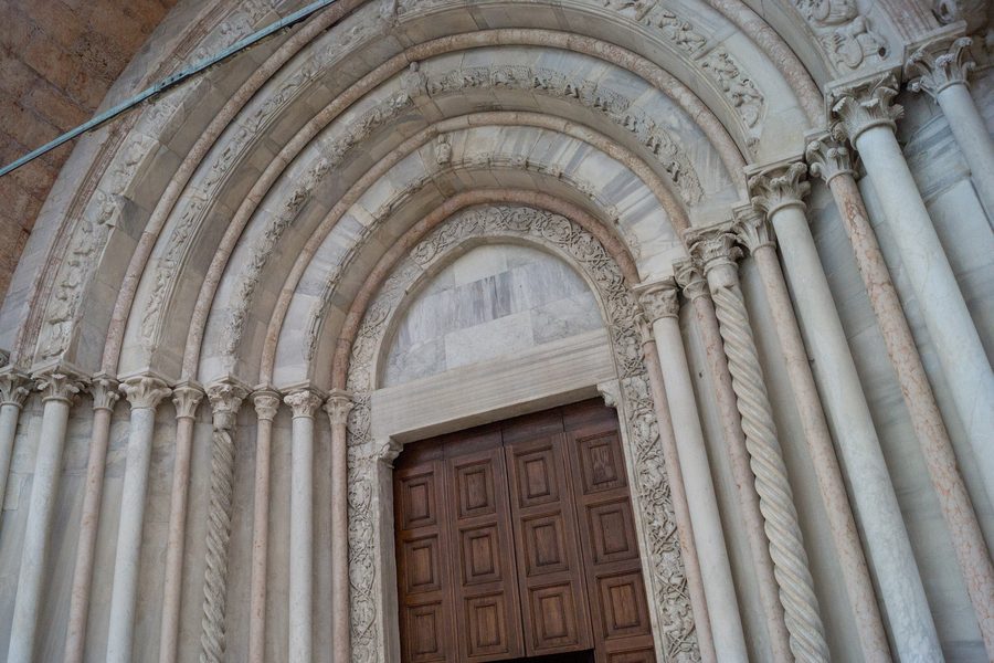 Portale occidentale del Duomo di San Ciriaco ad Ancona, Italia