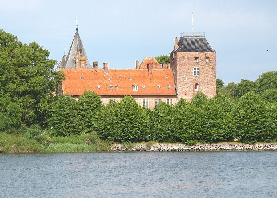 Aalholm Castle visto dall'acqua