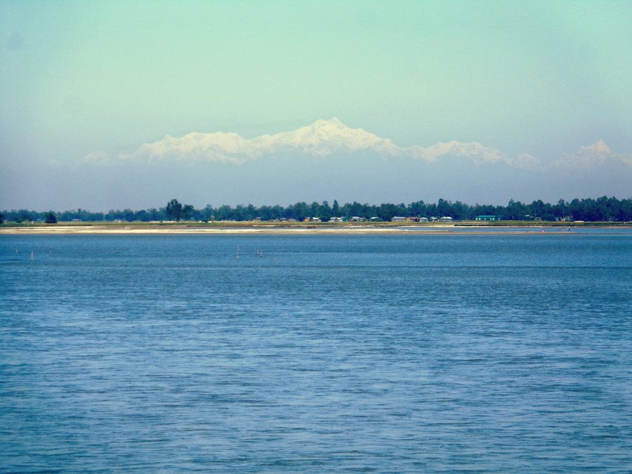 Blick vom Teesta-Staudamm im Distrikt Nilphamari auf die Landschaft Nordbangladeschs und das ferne Kangchendzönga-Massiv