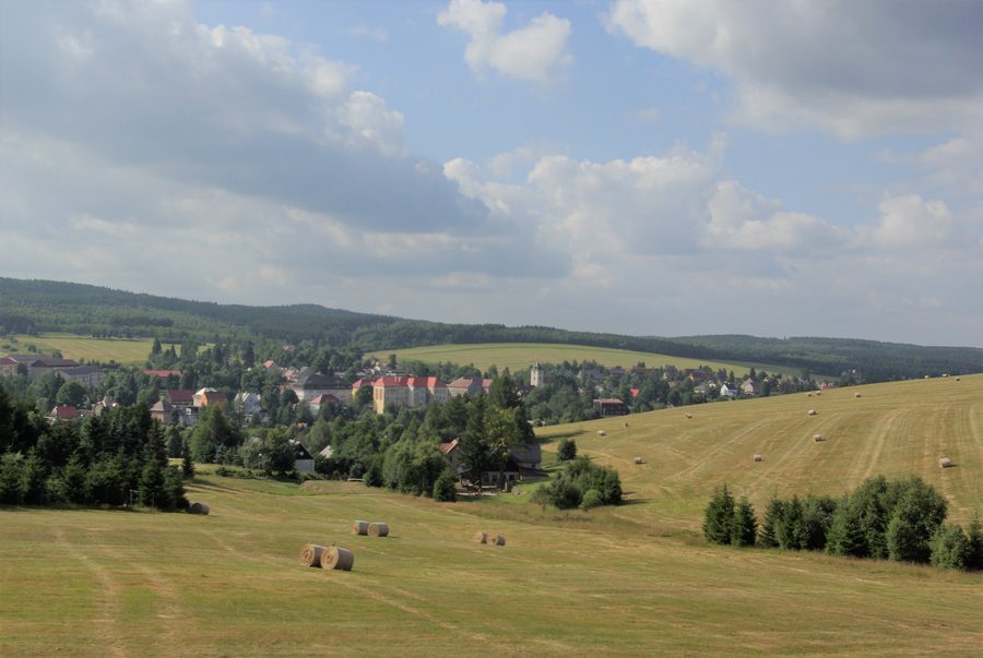Blick auf Kovářská im mittleren Erzgebirge
