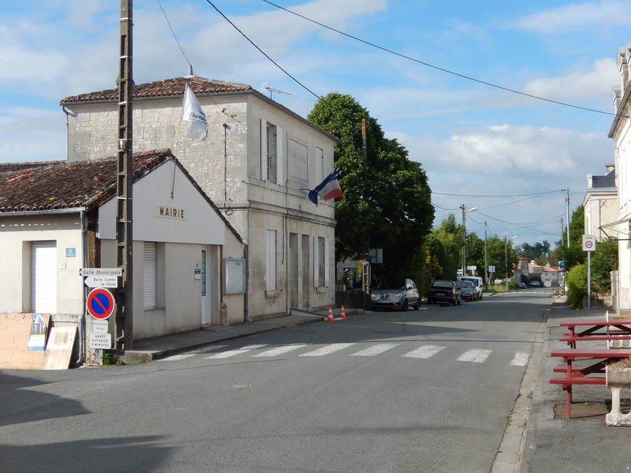 File:France - 17 - Les Essards - Rue de l'hôtel de ville.JPG