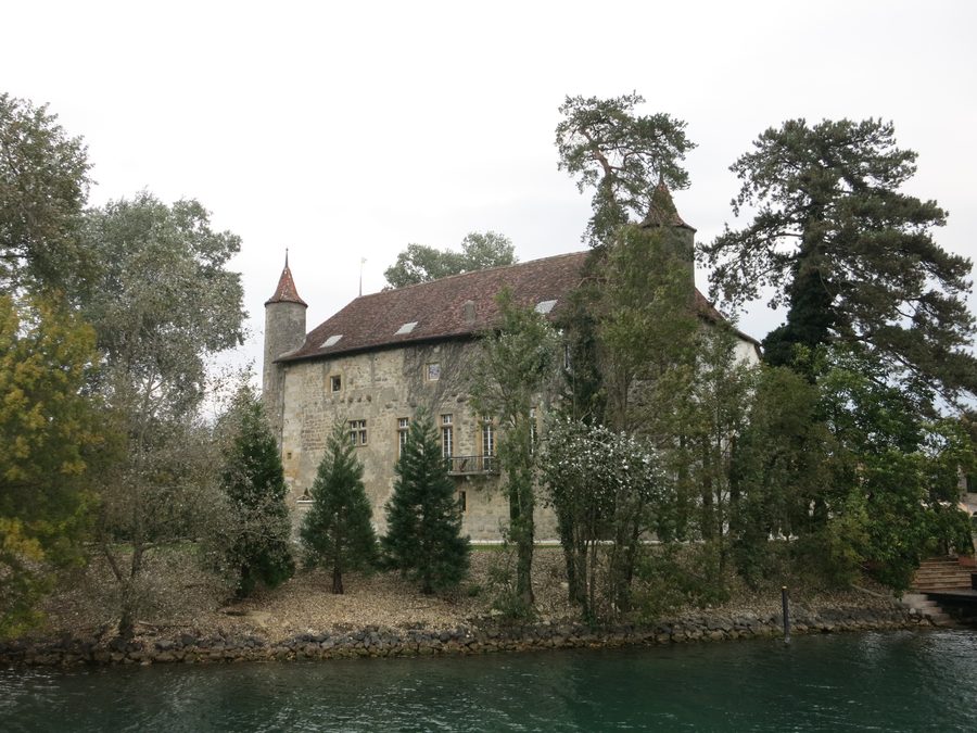 Canale della Thielle presso il castello di Thielle nella regione tra il Lago di Neuchâtel e il Lago di Bienne