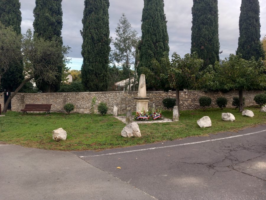 File:Monument aux morts de Sainte-Croix-de-Quintillargues 01.jpg