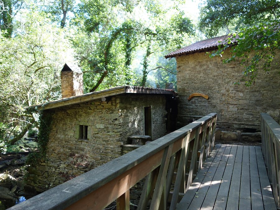 File:Río Anllóns en Verdes con molino05.jpg