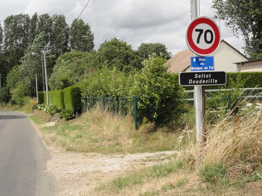File:Doudeville (Seine-Mar.) entrée de Seltot (Doudeville).jpg