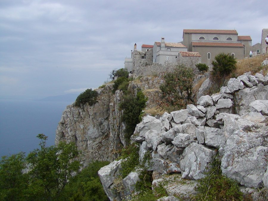 Historische Steinsiedlung Lubenice auf einem Felsrücken über der Adria auf Cres