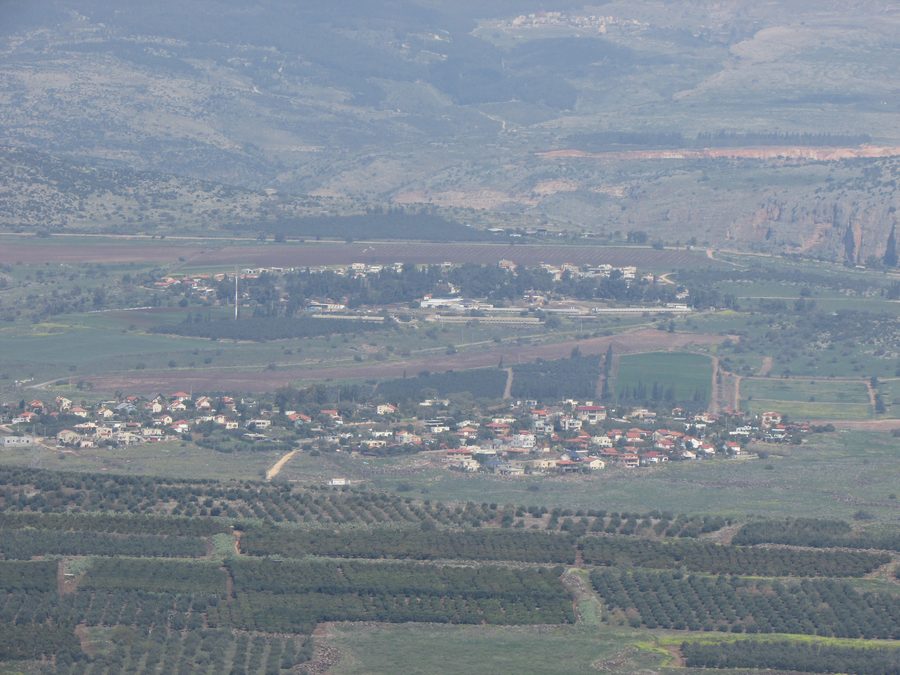 Blick auf Livnim mit roten Dächern im Vordergrund und Hukok zwischen den Bäumen