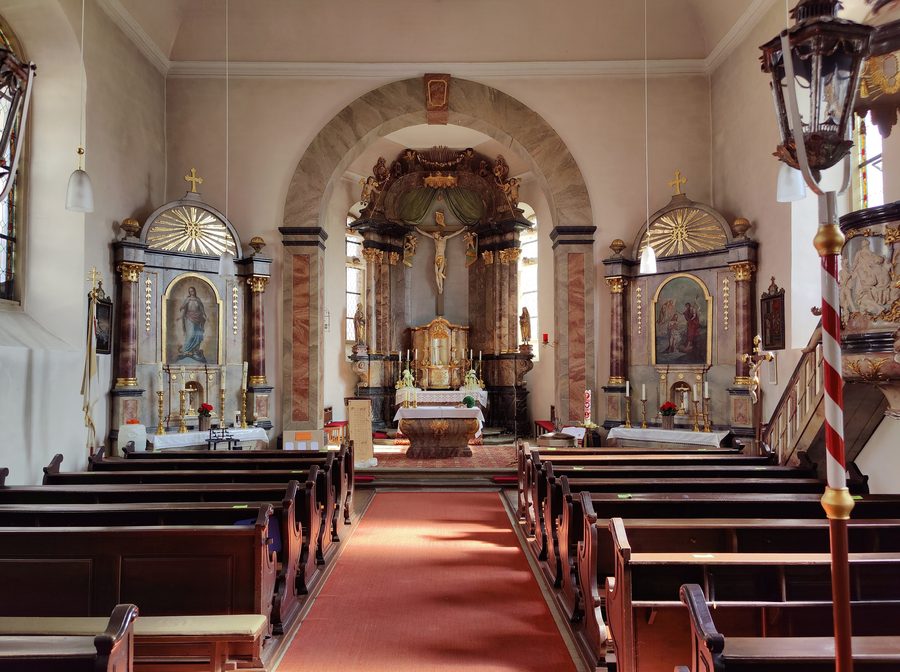 Außenansicht der katholischen Pfarrkirche St. Johannes der Täufer in Sömmersdorf