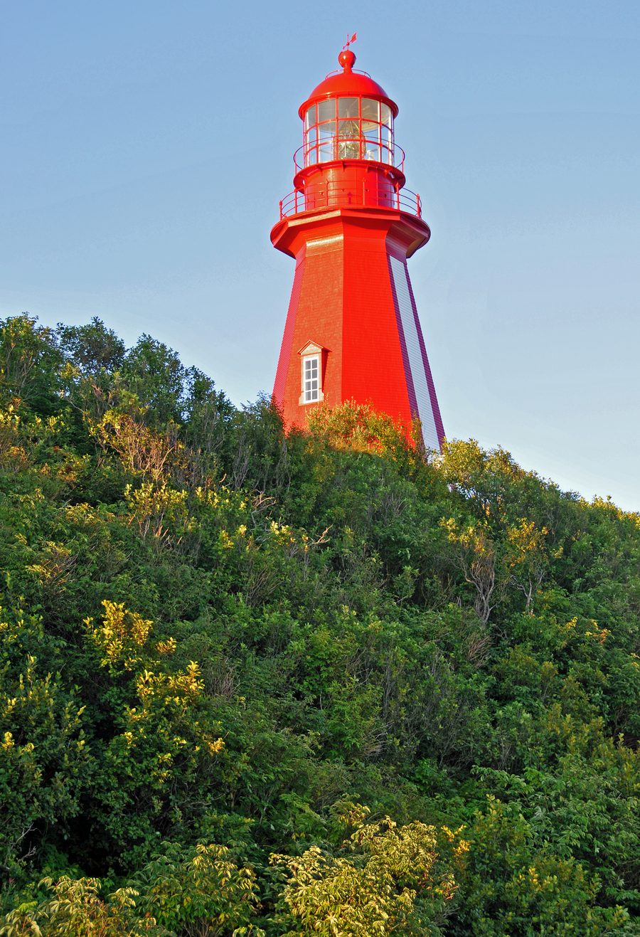 Faro in legno rosso di La Martre sulla costa della Gaspé