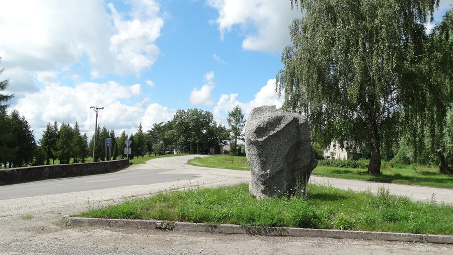 File:Gegužinė (Panevėžys), akmuo.JPG