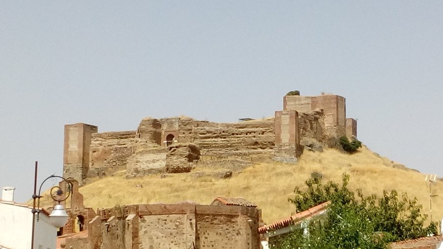 File:Castillo-almohade-montemolin-badajoz-españa-agosto-2018-galvanoplastias-jose-juan-m-bueso.jpg