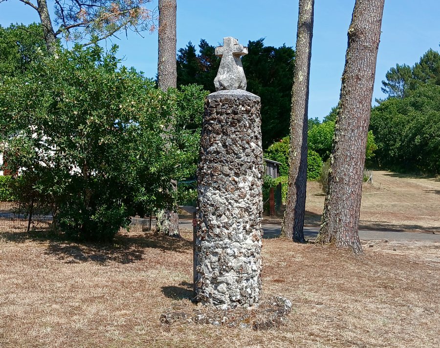 File:Borne de sauveté à Lüe 02.jpg