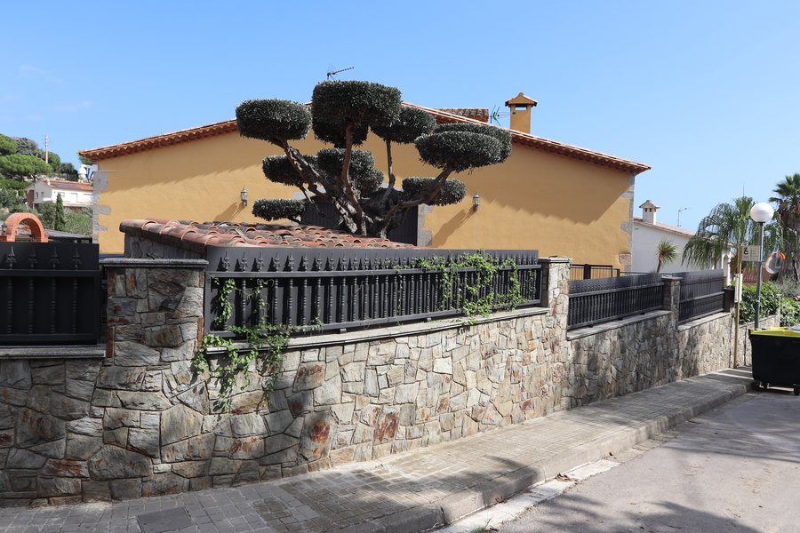 File:Can Fontanals (Cabrera de Mar).jpg