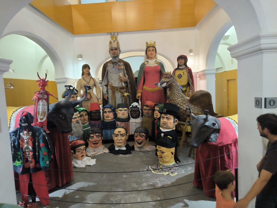 File:Bestiari popular, gegants i nans de Mataró als baixos de la Casa de la Ciutat a les Santes 2026 (12371).jpg
