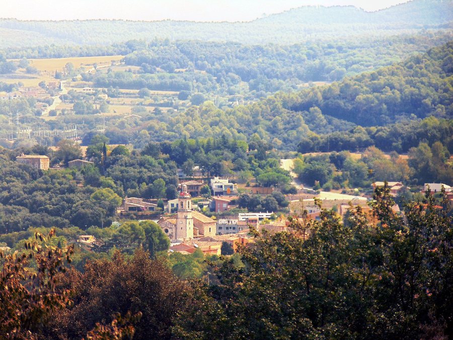 File:Sant Feliu de Celrà des de la muntanya dels Sants Metges (Sant Julià de Ramis).jpg