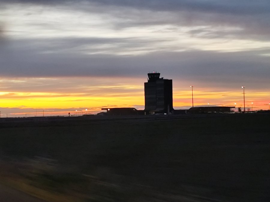 File:Crepuscle a l'aeroport d'Alguaire.jpg