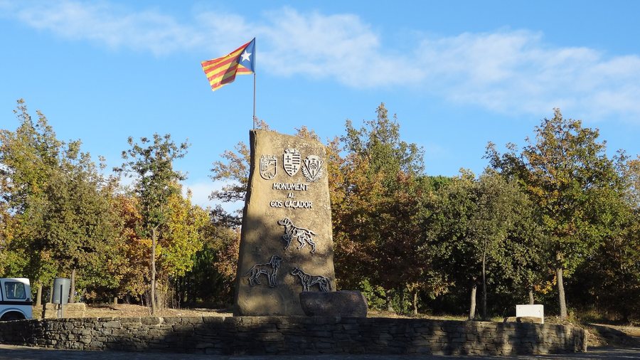File:Goitallops. Taradell. Osona. Catalonian flags - panoramio (1).jpg