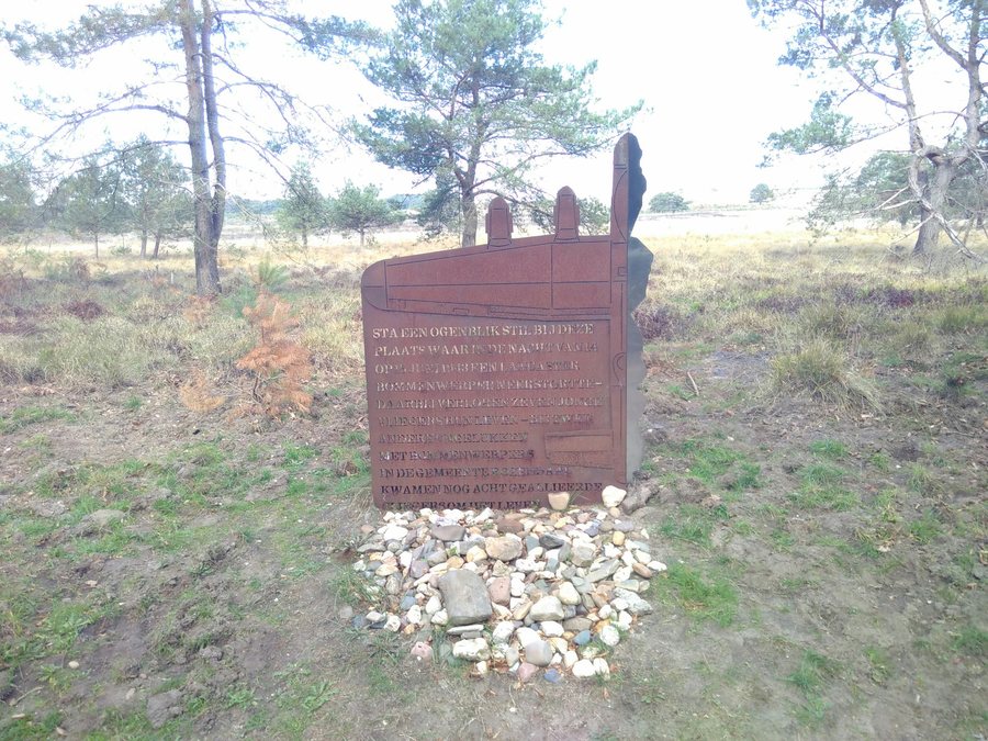 File:Rozendaal, Monument voor Geallieerde Vliegers.jpg
