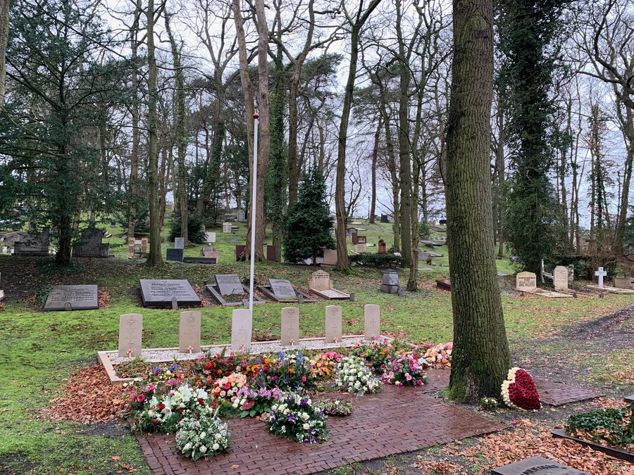 File:Commonwealth War Graves - The Netherlands - Velsen (Driehuis-Westerveld) private cemetery.jpg
