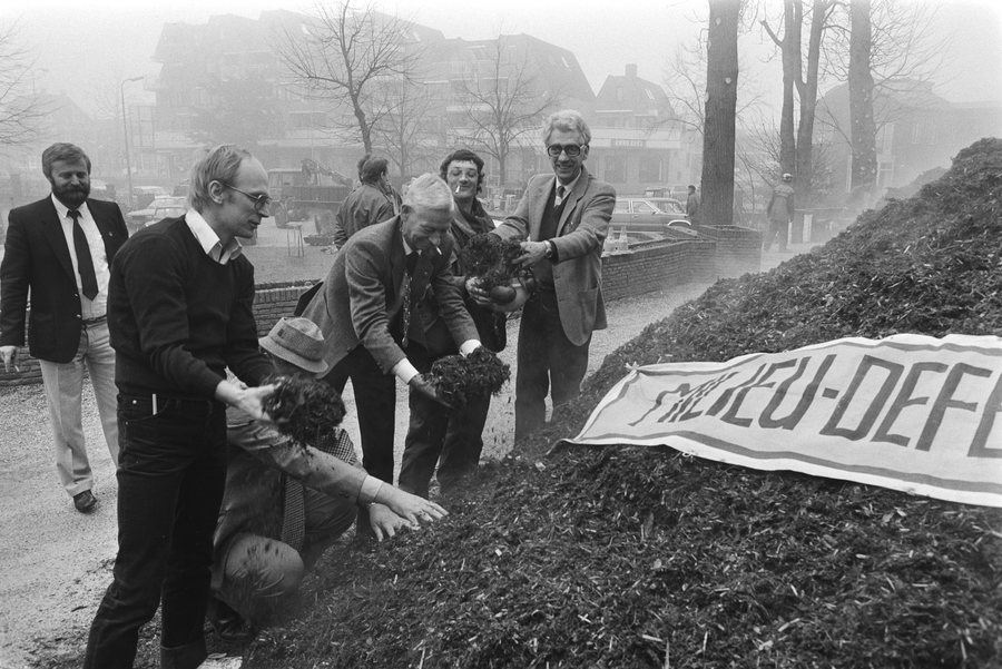 File:Gemeente Hillegom krijgt boomschors in het kader van de actie Spruiten kan ni, Bestanddeelnr 932-8845.jpg