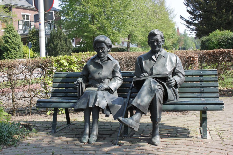 File:Beeld van Simon Carmiggelt en echtgenote Tiny - Wim Kuijl (De Steeg)4.jpg