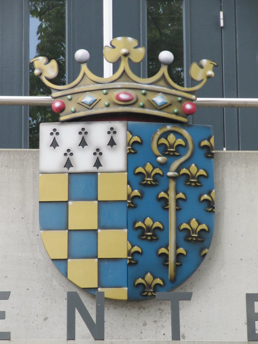 File:Malden - Wapen van de gemeente Heumen boven de ingang van het gemeentehuis.jpg