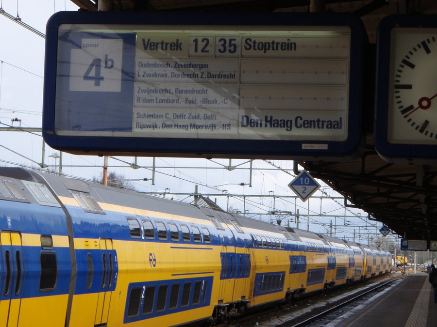 File:Roosendaal Railway Station, The Netherlands (2).JPG