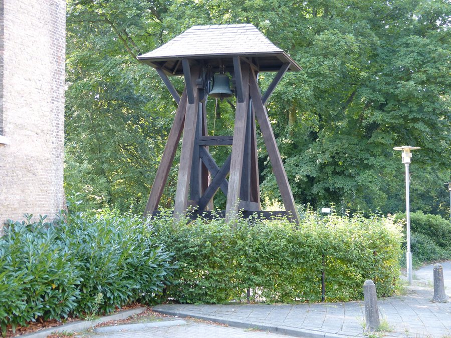 File:Ossendrecht Klokkenstoel.JPG