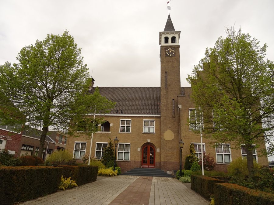 File:Stadhuis Axel met gedenksteen.JPG