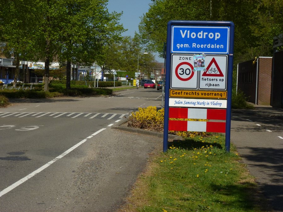 File:Vlodrop (Roerdalen) entreebord.JPG