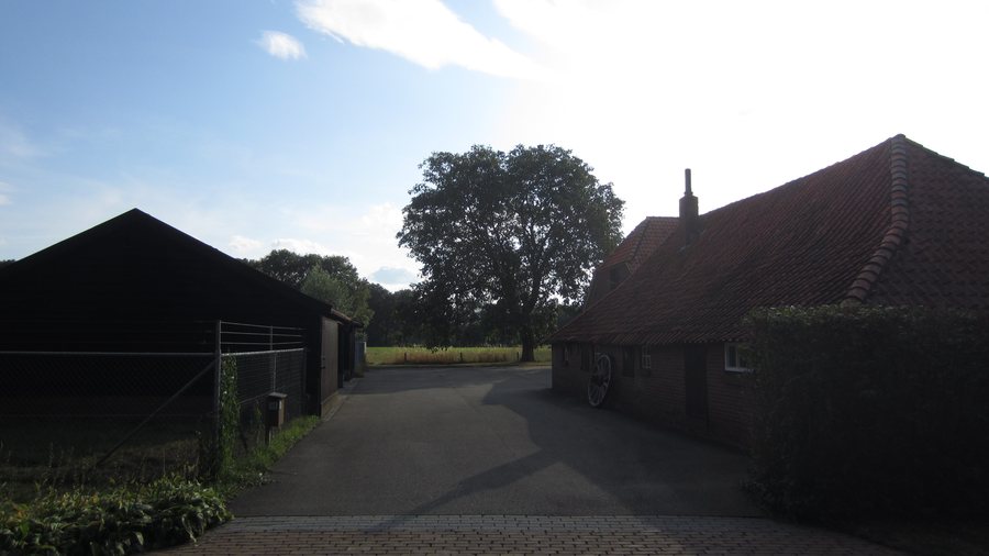 File:2019-08-05 Rijksweg 10, Ambt Delden (schuren).jpg