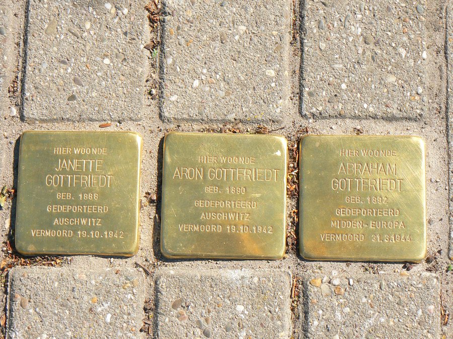 File:Stolpersteine Emmen Roswinkel 01.JPG