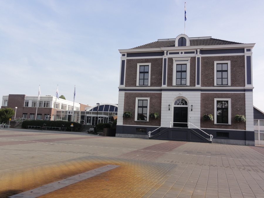 File:Elst (Overbetuwe) gemeentehuis.JPG