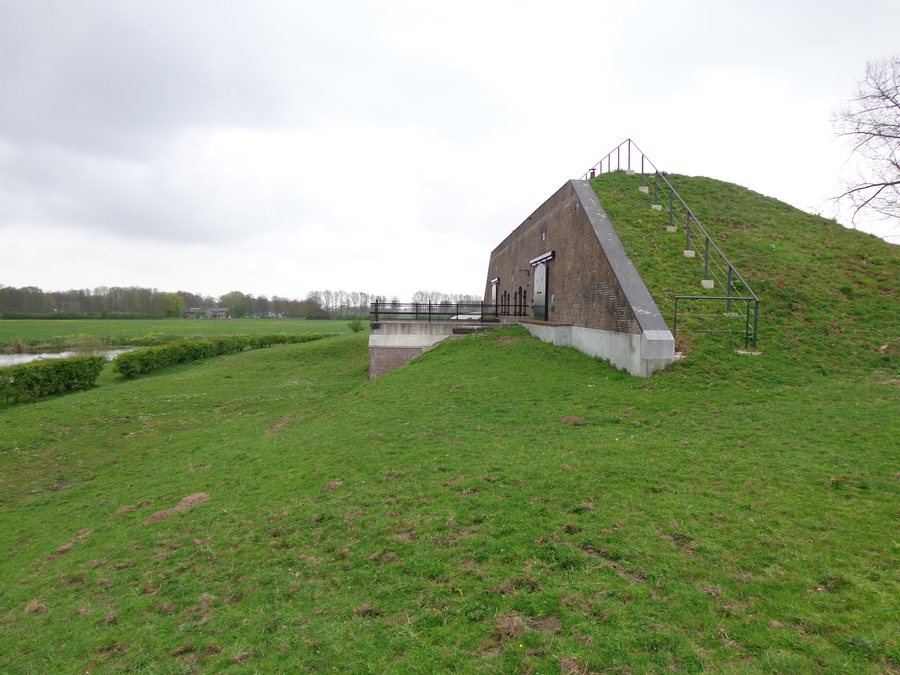 File:Fort Poederoijen Aardwerk 1.JPG