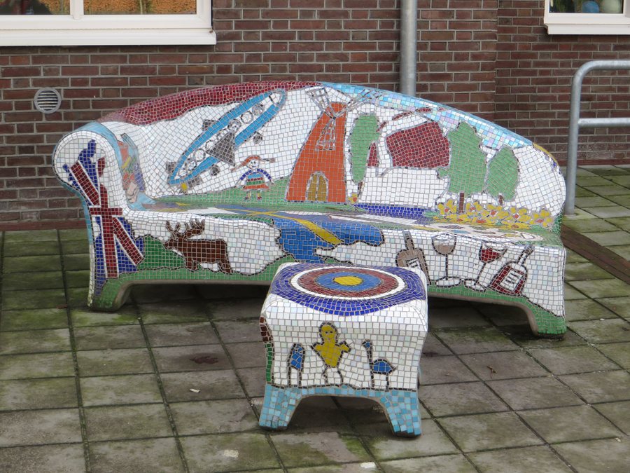 File:Social sofa Saasveld 01.jpg