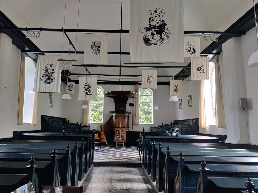 File:Vierhuizen, interieurfoto met kunstwerken op doek van Janneke Hoek.jpg