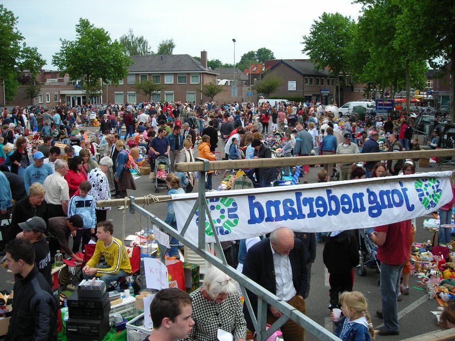 File:JN Flea market Gennep.JPG