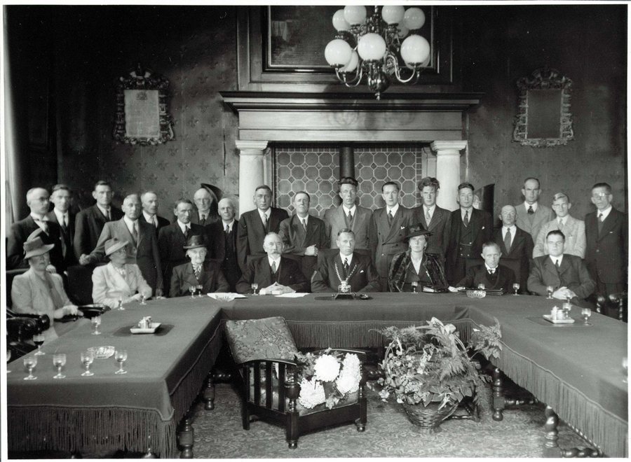 File:Purmerend raadzaal van het stadhuis, bij gelegenheid van het afscheid van de gemeentearchitect W. Postema, 1942.jpg