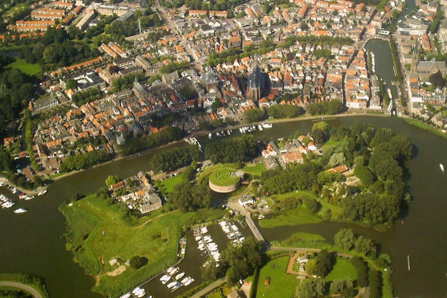 File:Weesp met Fort Ossenmarkt.jpg