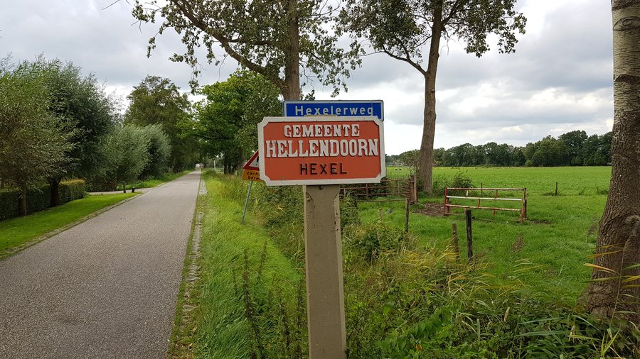 File:Grenspaal gemeente Hellendoorn Hexelerweg.jpg