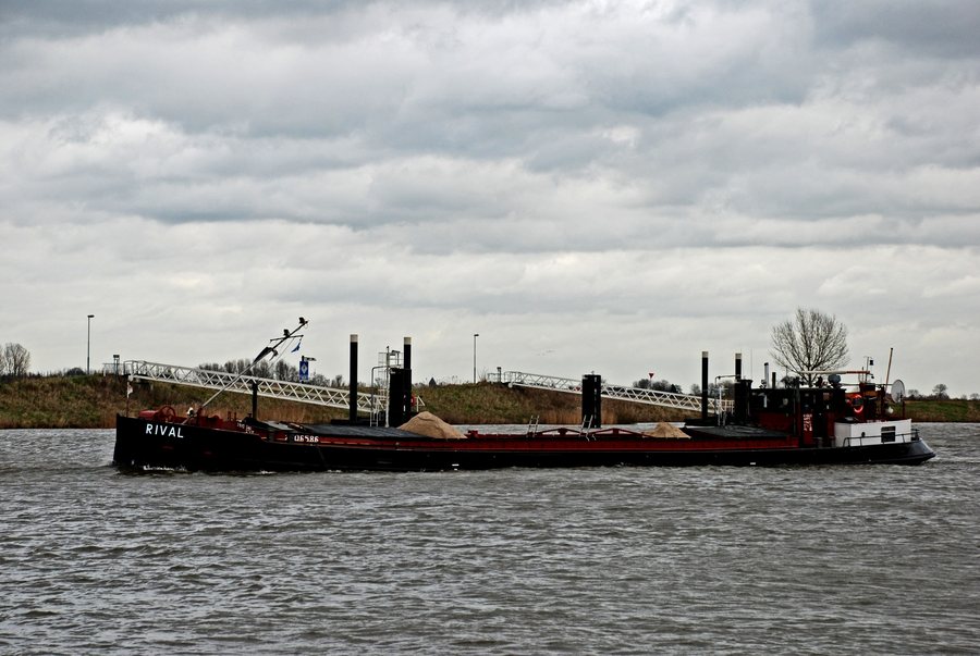 File:A barge on the Maas at Lith, Netherlands, Jan. 2007 (369574415).jpg