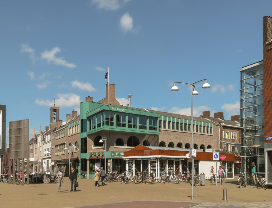File:Emmeloord, straatzicht Beursstraat-De Deel foto1 2013-04-28 15.04.jpg