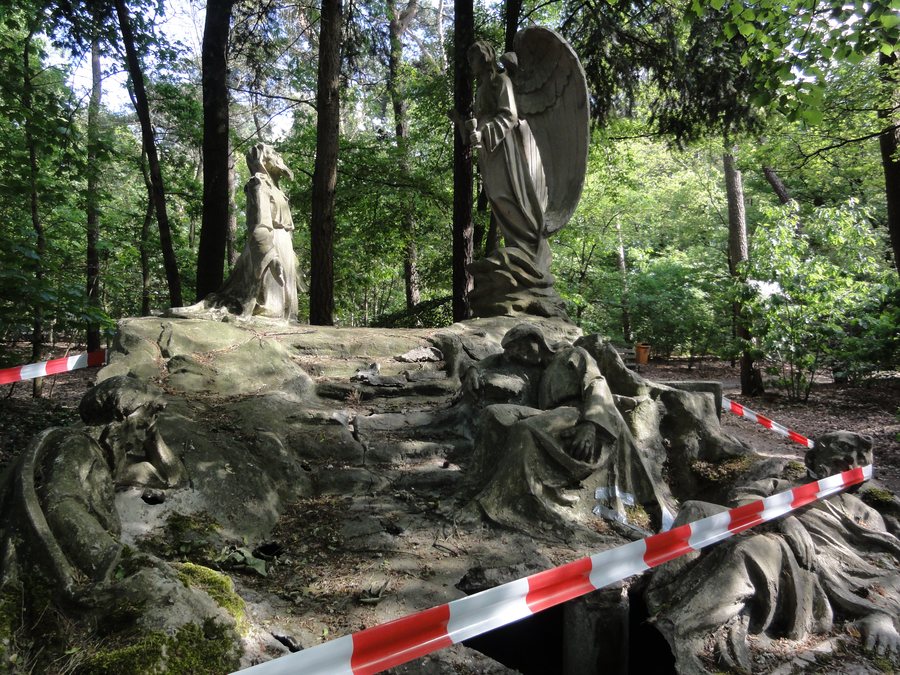 File:Handel (Gemert-Bakel) Rijksmonument 518085 Processiepark, sculptuur Golgotha.JPG