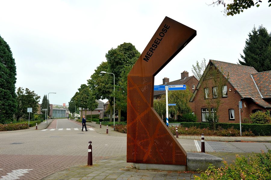File:'Poortwachter' Merseloseweg Venray (16058377718).jpg