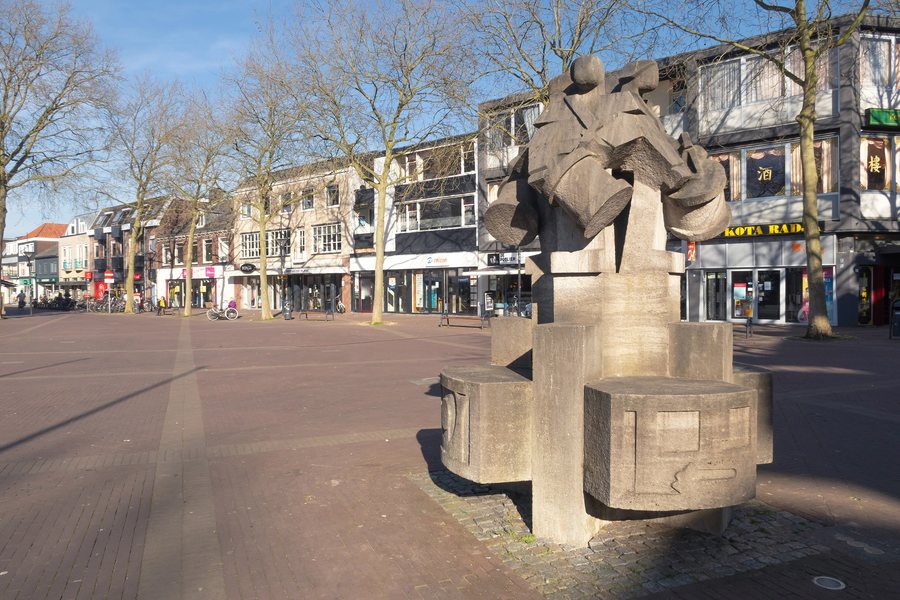 File:Zevenaar, oorlogsmonument de Vier Tamboers op het Raadhuisplein IMG 3709 2020-03-24 16.14.jpg