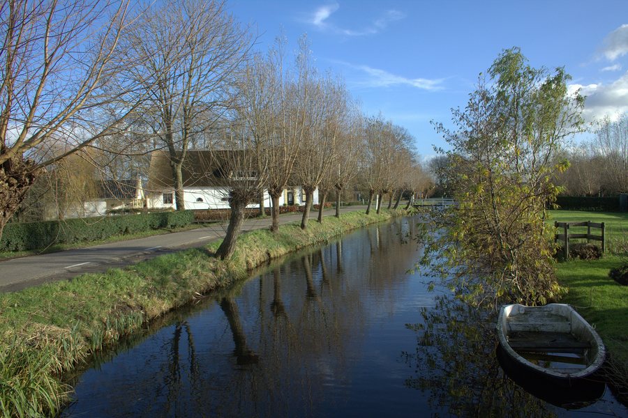 File:Lopik op zijn mooist op een late herfstdag in November.jpg