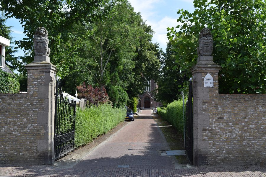File:Heinkenszand Hekpijlers Kerkdreef.JPG